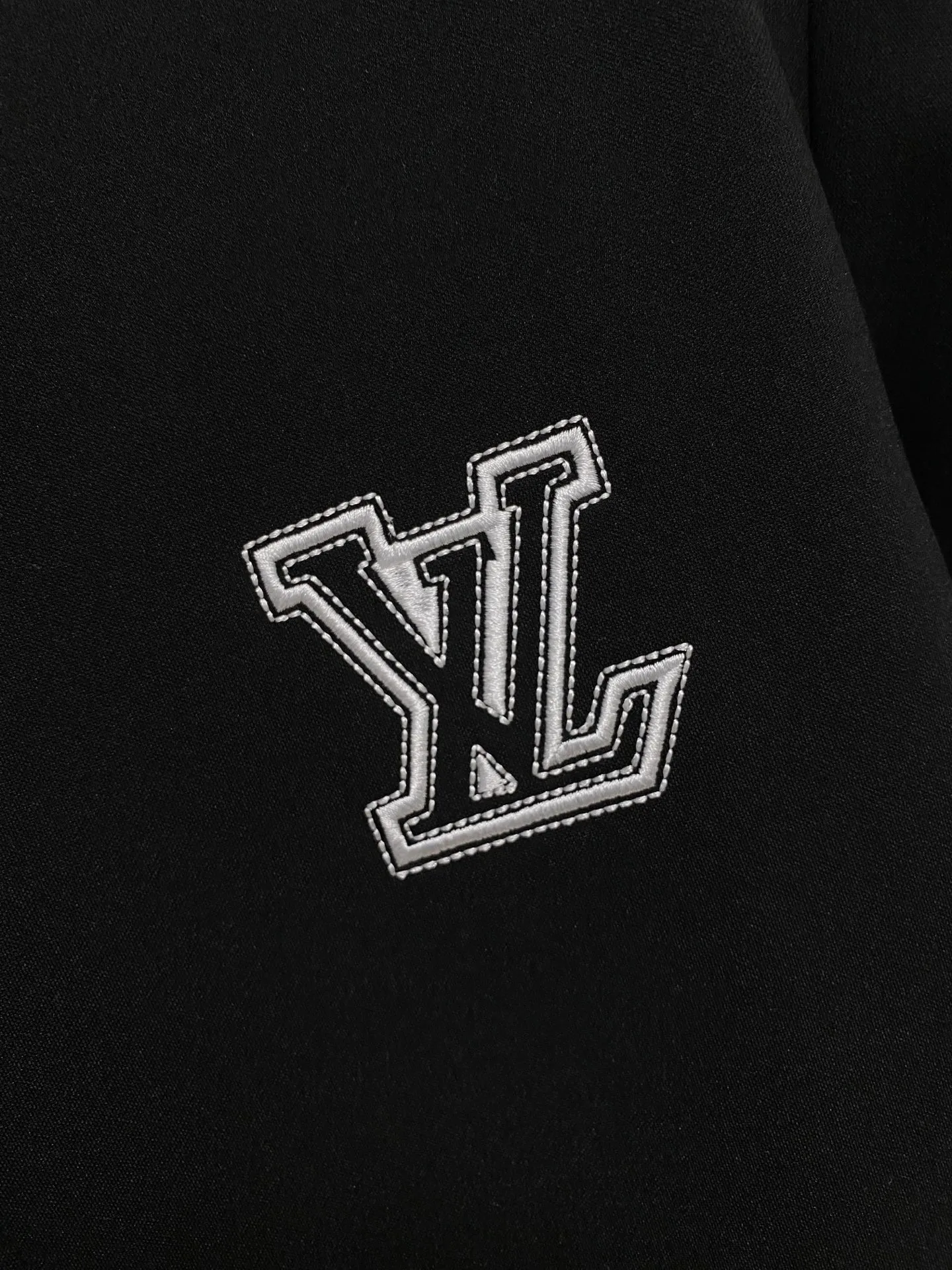 🅿️720 LV hot-selling suit is coming. Focus on the original version of the official website. 2025 new hot-selling cardigan suit. The original order is the best. 🇭🇰The meticulous work of top designers. It has a fitting and perfect upper body effect. All-natural high-quality Tencel Roman cotton 100%, close-fitting comfort, noble and elegant! Original hardware embodies elegance and nobility! Counter size: M-3XL (maximum wear up to 190 pounds)